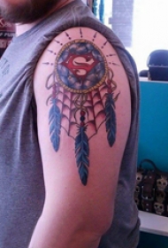 大臂纹身图 男生大臂上超人标志和捕梦网纹身图片