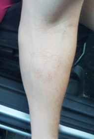 牙齿图案纹身 男生手臂上白色的牙齿纹身图片