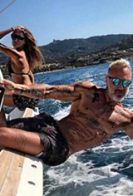 欧美时尚帅哥的纹身