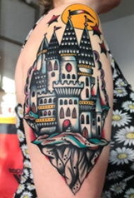 几何元素纹身 女生大臂上彩色的建筑物纹身图片