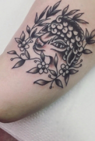 文艺鹿纹身  女生手臂上黑灰色的文艺鹿纹身图片