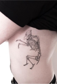 骨头纹身 女生侧腰上黑灰的骨架纹身图片