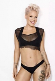 国际纹身明星  Pink大腿上黑色的龙纹身图片