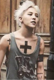 纹身小十字架  明星胸部黑色的十字架纹身图片