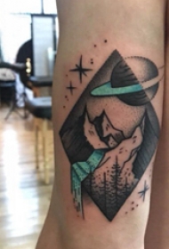 风景纹身  男生大臂上几何和风景纹身图片