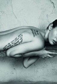 国际纹身明星  明星后背上黑色的英文纹身图片