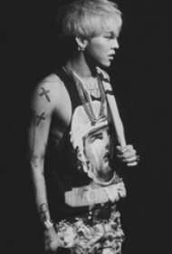 权志龙的纹身  权志龙手臂上黑色的十字架纹身图片