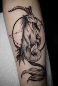 羚羊纹身图案 男生手臂上几何和羚羊纹身图片