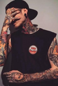 欧美帅哥霸气侧漏的刺青缩略频道推荐图