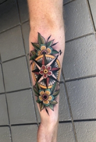 纹身指南针 男生手臂上花朵和指南针纹身图片
