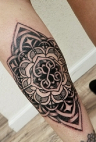 梵花纹身 男生小腿上黑色的梵花纹身图片