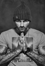 欧美帅哥展示帅气纹身