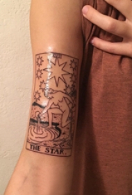 线条纹身小图  女生手臂上黑色的线条纹身图片