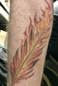 手臂纹身素材 男生手臂上燃烧的羽毛纹身图片