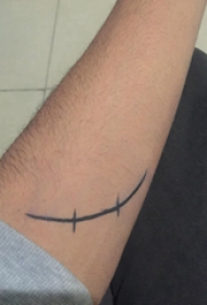极简线条纹身  男生手臂上黑色的极简线条纹身图片