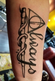 极简线条纹身 男生手臂上英文和魔杖纹身图片