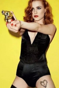 国际纹身明星  埃文·蕾切尔·伍德大腿上心形纹身图片