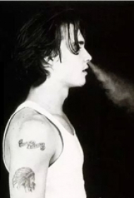 美国纹身明星 Johnny Depp手臂上印第安人和英文纹身图片
