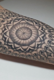 梵花纹身 男生大臂上黑色的梵花纹身图片