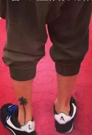 明星纹身  Edison脚踝上黑色的椰树纹身图片缩略频道推荐图