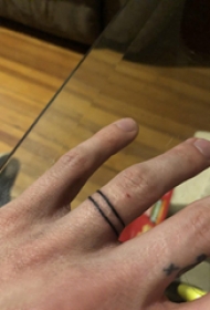 极简线条纹身 男生手指上黑色的戒指纹身图片