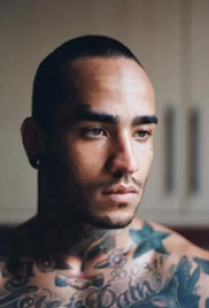 潮流时尚欧美风帅哥个性纹身图片