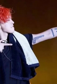 权志龙的纹身  明星手臂上枪和皇冠纹身图片