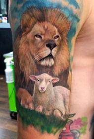 大臂纹身图 男生大臂上羊和狮子纹身图片
