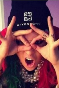 gd纹身图案  明星手指上心形和英文纹身图片