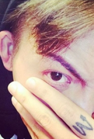 中国纹身明星 陈伟霆手指上黑色的字母纹身图片