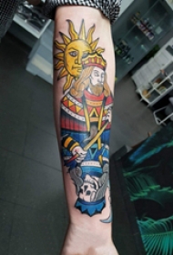 扑克牌纹身 女生手臂上太阳和扑克牌纹身图片