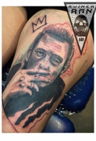 男生人物纹身图案  女生大腿上黑灰色的男生人物纹身图片