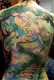 风景纹身  女生后背上彩绘的风景纹身图片