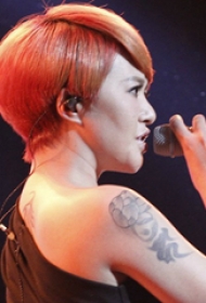 中国纹身明星  谭维维手臂上黑灰色的莲花纹身图片