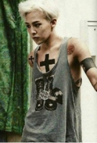 权志龙的纹身  明星身上黑色的十字架纹身图片