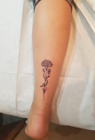 小清新女纹身图 女生小腿上黑色的花朵纹身图片