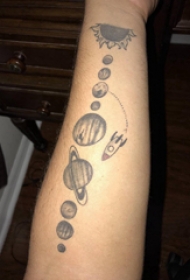 纹身星球 女生手臂上火箭和星球纹身图片