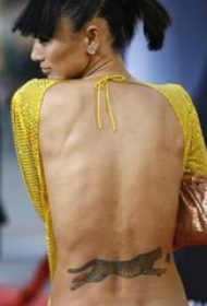 明星纹身图案  明星后背上黑灰色的豹子纹身图片