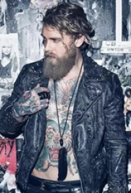 潮男帅哥欧美风纹身