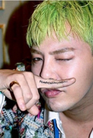 权志龙的纹身  明星手指上创意的英文纹身图片