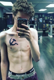 纹身符号  男生胸部黑色的符号纹身图片