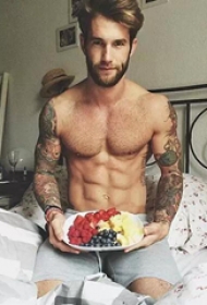 时尚帅哥经典好看的英文纹身图