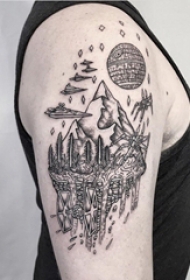 大臂纹身图 男生大臂上星球和森林风景纹身图片