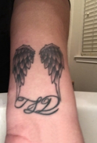 翅膀纹身小图 男生手臂上英文和翅膀纹身图片