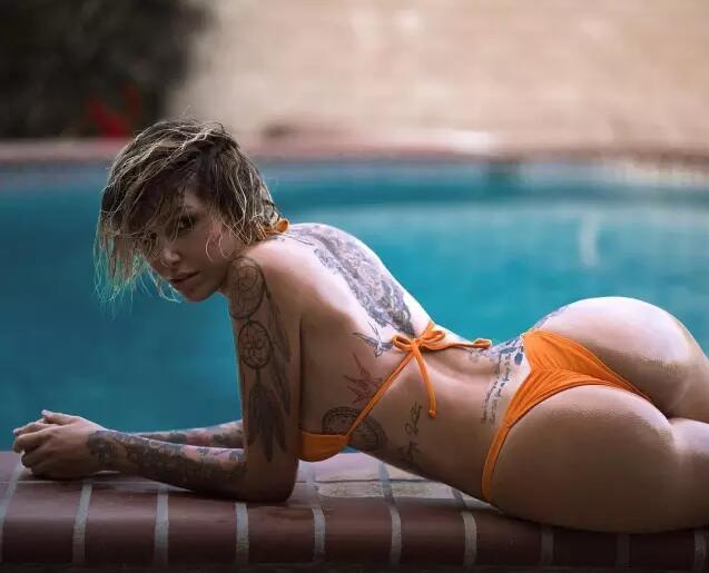 翘臀美女的时尚纹身图案