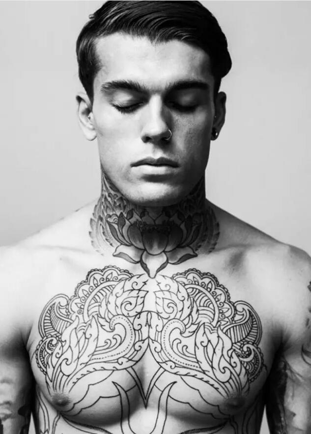 时尚帅哥经典好看的纹身图