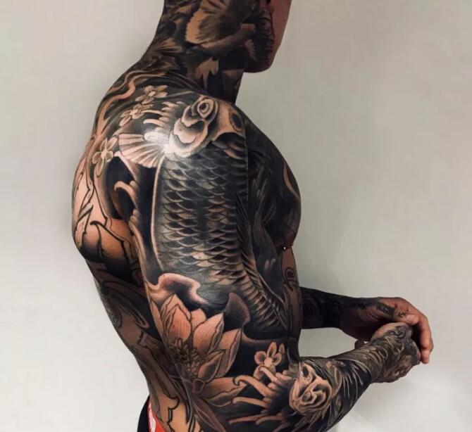 时尚帅哥经典好看的纹身图