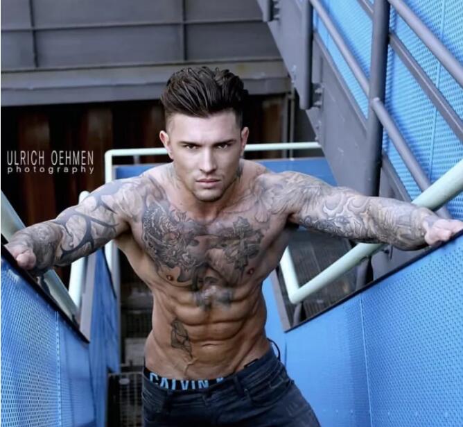 时尚帅哥经典好看的纹身图