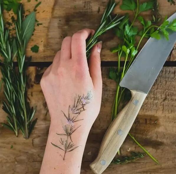 带有植物花卉香气的纹身图案