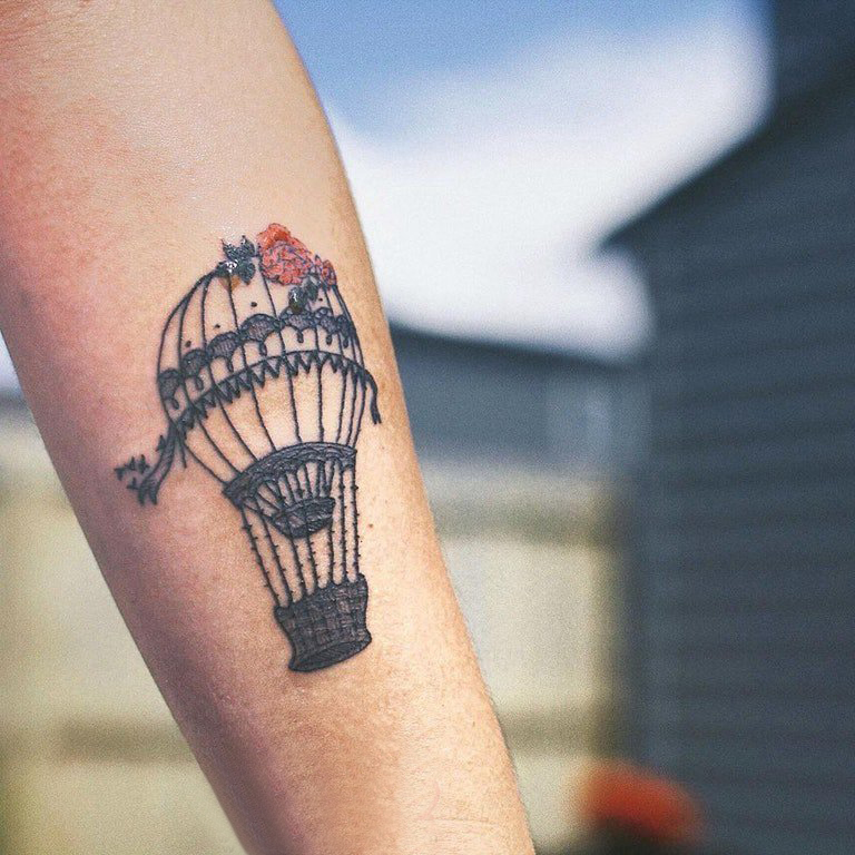 热气球纹身 男生手臂上花朵和热气球纹身图片